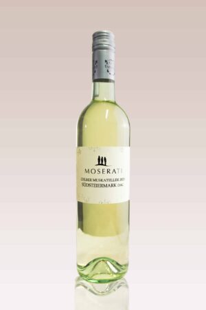 Eine Weinflasche „Gelber Muskateller Moserati Südsteiermark DAC 2023“ auf einem Hintergrund mit Farbverlauf, mit hellgelbem Wein und einem Etikett mit einfachem schwarzen Text und drei Baumsilhouetten.