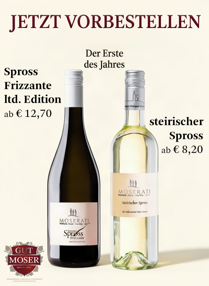 Zwei Weinflaschen, eine Rotwein- und eine Weißweinflasche, mit Etiketten in deutscher Sprache, stehen aufrecht auf einem beigen Hintergrund, über dem der Text „JETZT VORBESTELLEN“ zu lesen ist.