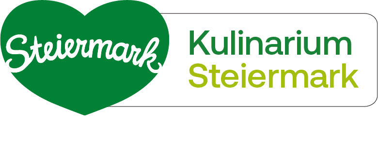 Logo mit einem grünen Herz, das in weißer Schrift das Wort „Steiermark“ enthält, neben dem Text „Kulinarium Steiermark“ in Grün und Hellgrün – perfekt für jedes Hotel, das ein authentisches, einladendes Bild auf weißem Hintergrund sucht.