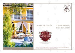 Ein charmantes gelbes Gästehaus mit Balkon und Freisitz zeigt der "Wellness Gutschein Day-Spa Winzerhotel" mit deutschem Text und dekorativen Logos für entspannende Naturerlebnisse.