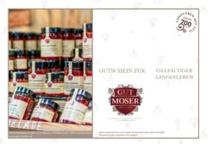 In den Regalen stehen Gläser mit Konfitüren und Aufstrichen. Rechts ein Gutschein für den Wellness-Gutschein Day-Spa Winzerhotel mit dem Gut Moser-Logo, Siegeln und einem Text, der ein abwechslungsreiches Landleben verspricht.
